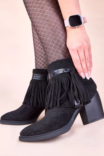 Zwarte enkellaarsjes op een... 2