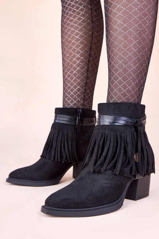 Zwarte enkellaarsjes op een hak...