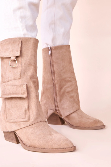 Sandkleurige enkellaarsjes op een hak met zakjes Nadiia