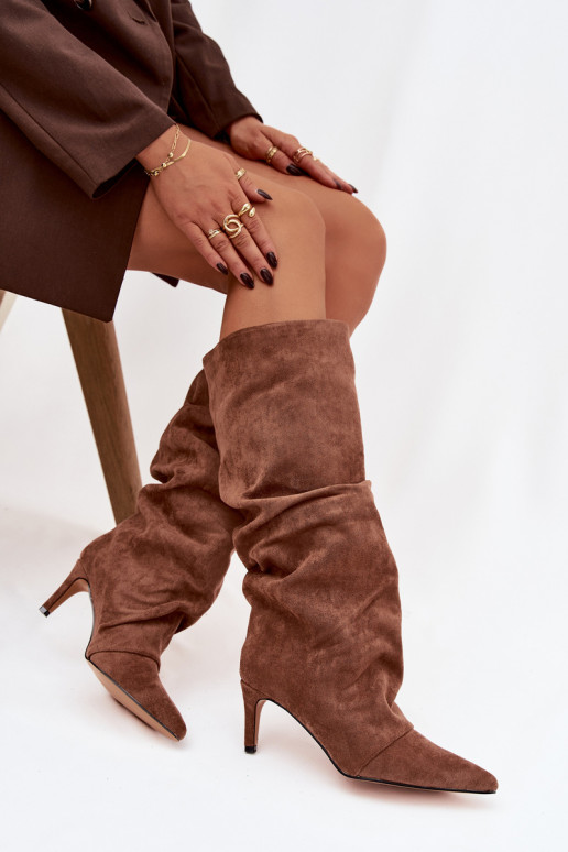 Gerimpeld laarzen met dunne hakkenvan eco-suèdeu opInarmen beige Het heeftvella