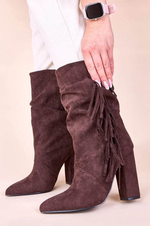 Bruine enkellaarsjes op een blokhak...