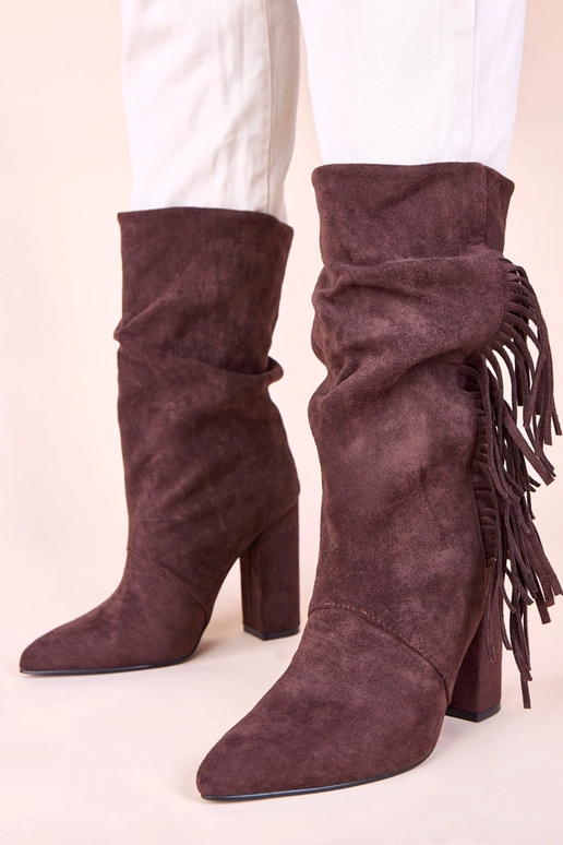 Bruine enkellaarsjes op een blokhak...