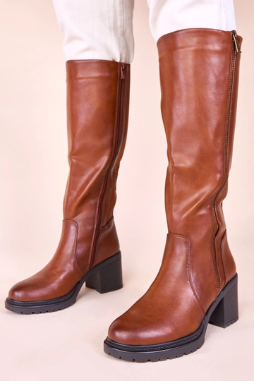 Bruine laarzen op een...