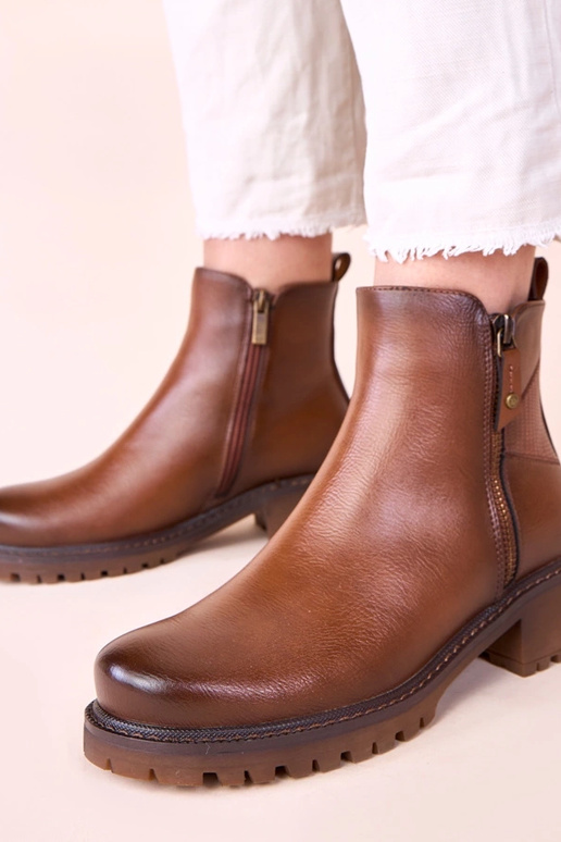 Bruine enkellaarsjes op een subtiele...