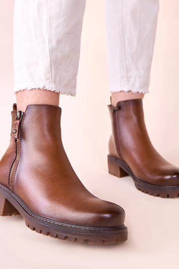 Bruine enkellaarsjes op een... 2