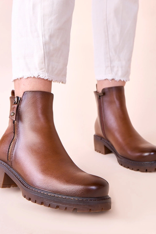 Bruine enkellaarsjes op een subtiele...