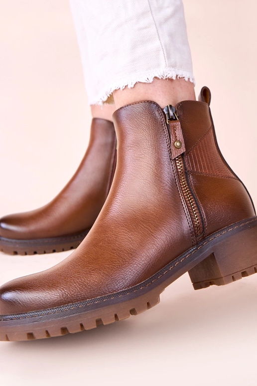 Bruine enkellaarsjes op een subtiele...