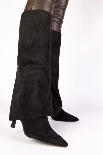 Zwarte lange laarzen op...