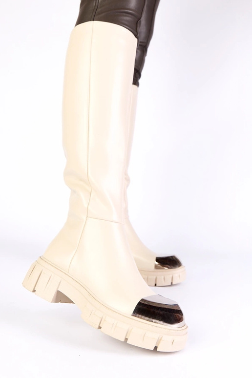 Zandkleurige lange laarzen met een...