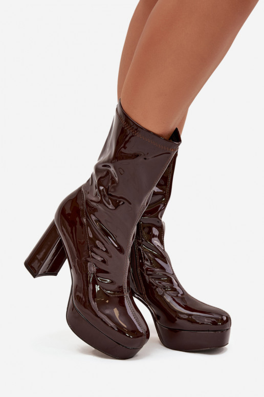 Lakkleur dames enkellaarsjes met platform en blokhak in chocolade kleur Calvessa