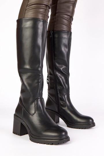 Zwarte lange laarzen op een...