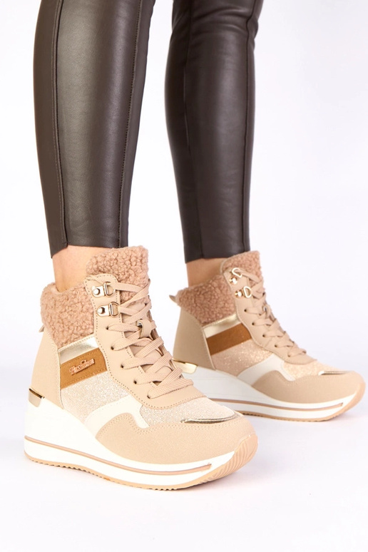 Zandkleurige warme sneeuw sneakers op...