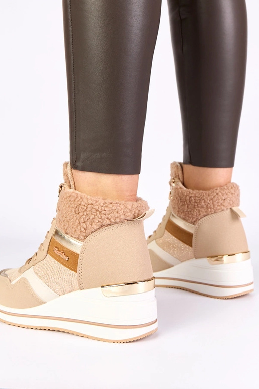 Zandkleurige warme sneeuw sneakers op...