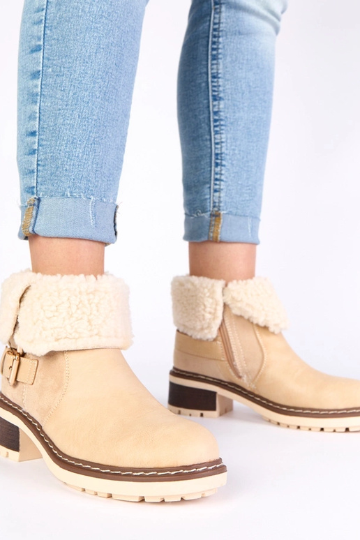 Zandkleurige enkellaarsjes op hak met...