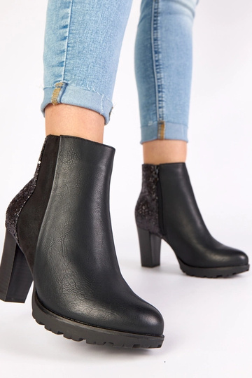 Zwarte enkellaarsjes op een... 2