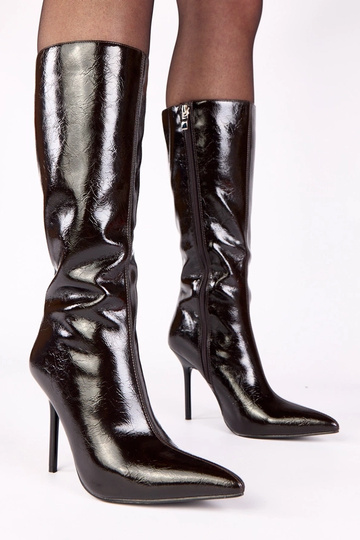 Bruine lak enkellaarsjes op...