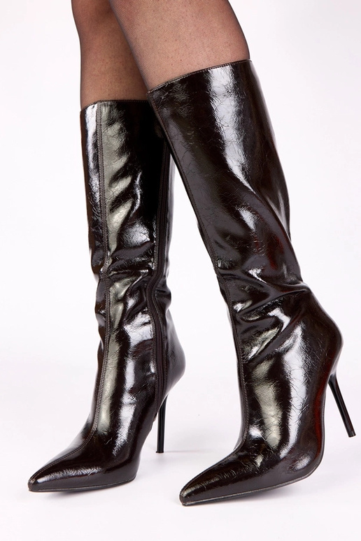 Bruine lak enkellaarsjes op hoge hak...