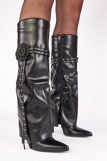 Zwarte laarzen op hoge hak met omgevouwen schacht, versierd met een roos en studs Ida