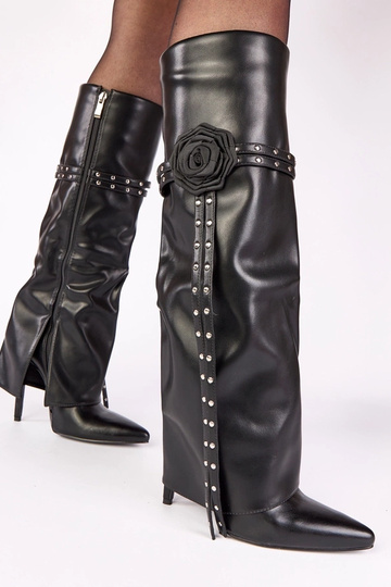 Zwarte laarzen op hoge hak met omgevouwen schacht, versierd met een roos en studs Ida 2