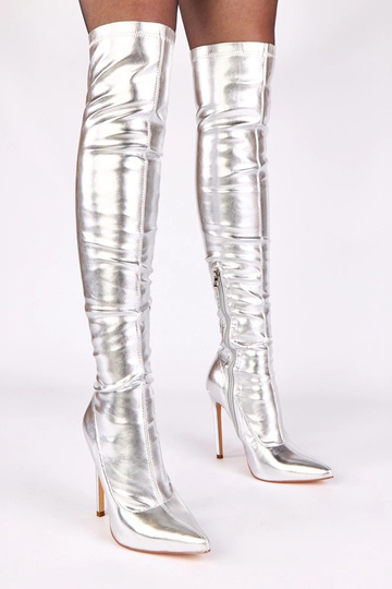 Zilveren laarzen op hoge...