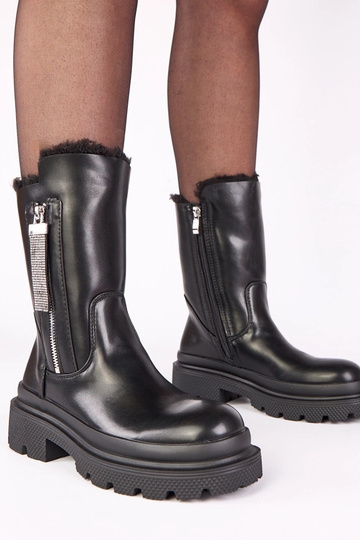 Zwarte enkellaarsjes op... 2