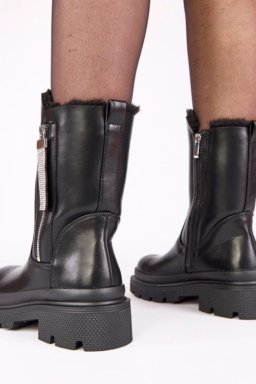 Zwarte enkellaarsjes op platform met...