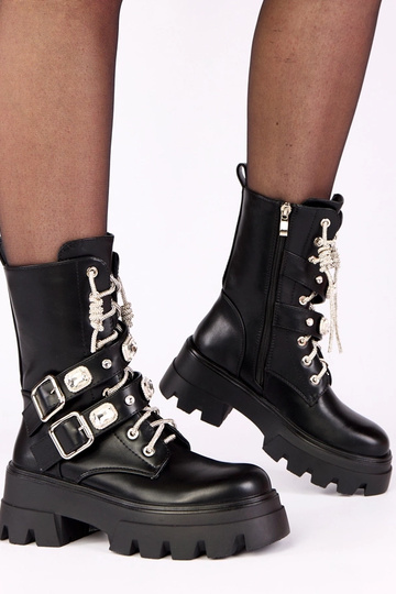 Zwarte enkellaarsjes op een...