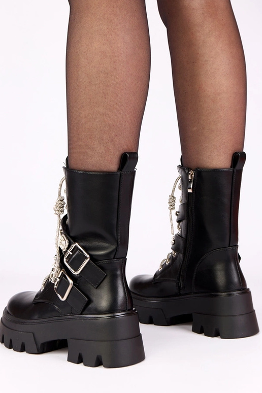 Zwarte enkellaarsjes op een platform...