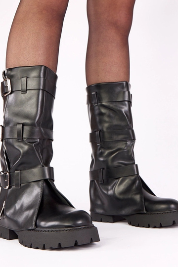 Zwarte enkellaarsjes op een...