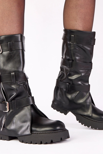 Zwarte enkellaarsjes op een... 2