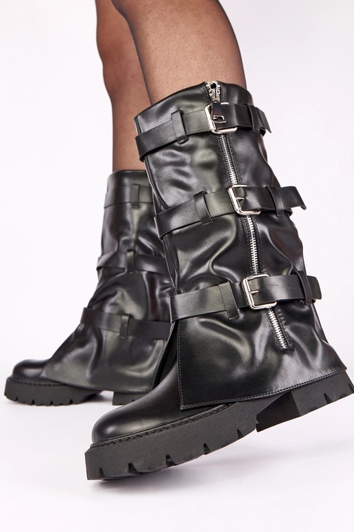 Zwarte enkellaarsjes op een platform...