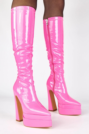 Roze enkellaarsjes op een...