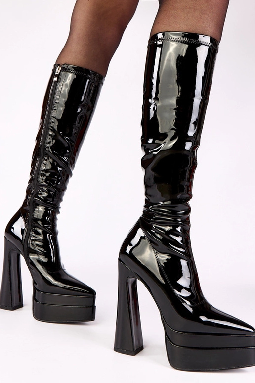 Zwarte enkellaarsjes op een hak...