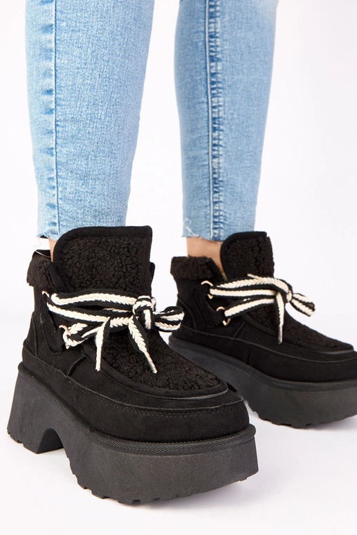 Zwarte sneeuwlaarzen met bont op een...