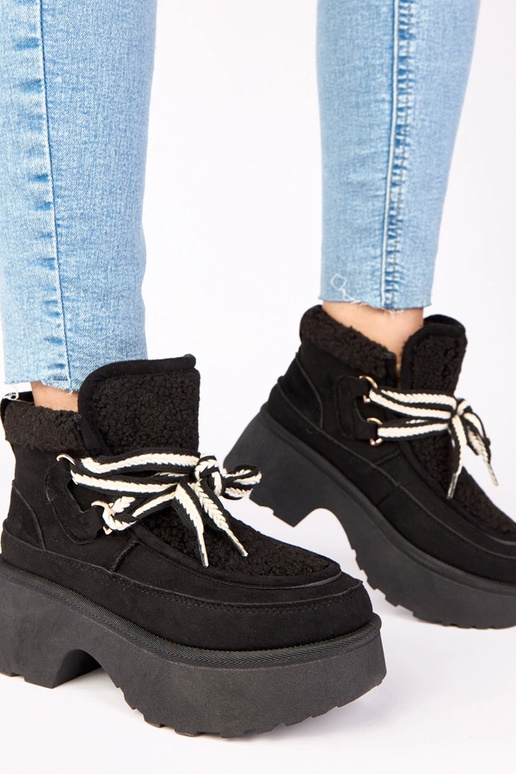 Zwarte sneeuwlaarzen met bont op een...