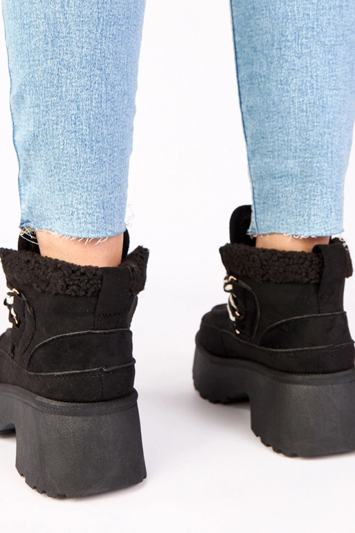 Zwarte sneeuwlaarzen met bont op een...