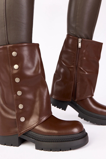 Chocoladekleurige enkellaarsjes met omgeslagen schacht op een platform Carla 2