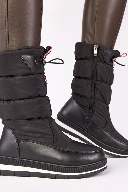 Zwarte sneeuwlaarzen op een lage hak...