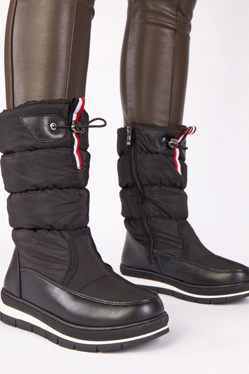 Zwarte sneeuwlaarzen op een... 2