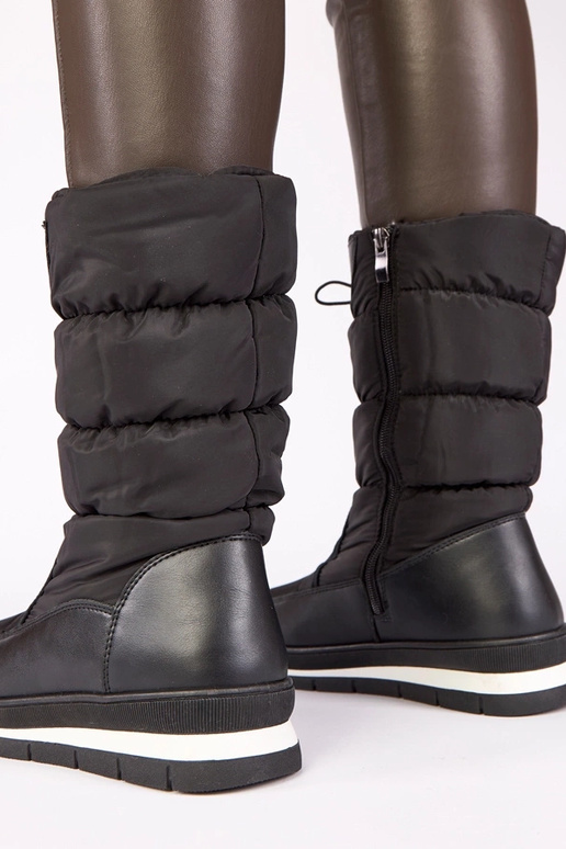 Zwarte sneeuwlaarzen op een lage hak...