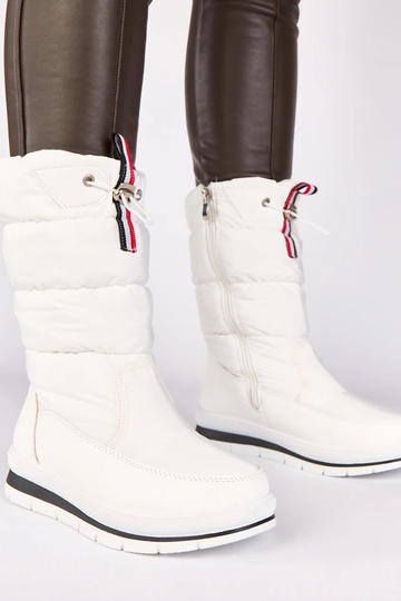 Witte sneeuwlaarzen op een...