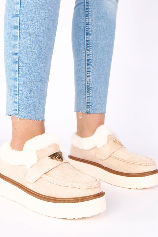 Licht zandkleurige mocassins, gevoerd...