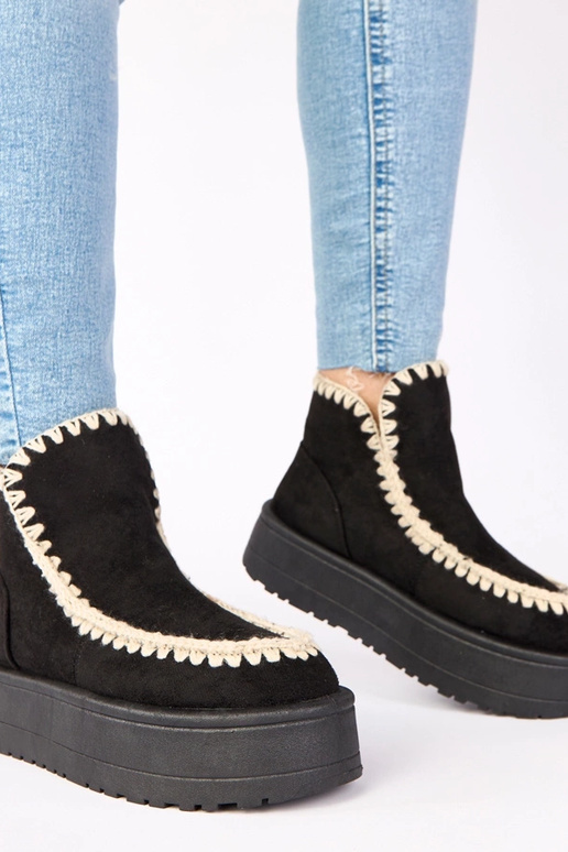 Zwarte sneeuwlaarzen op een platform...