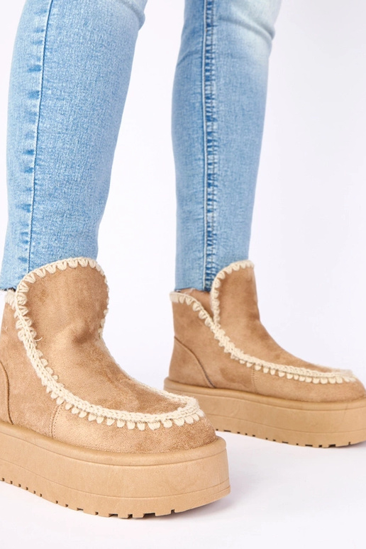 Donker zandkleurige sneeuwlaarzen op...