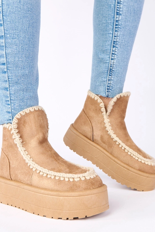 Donker zandkleurige sneeuwlaarzen op...