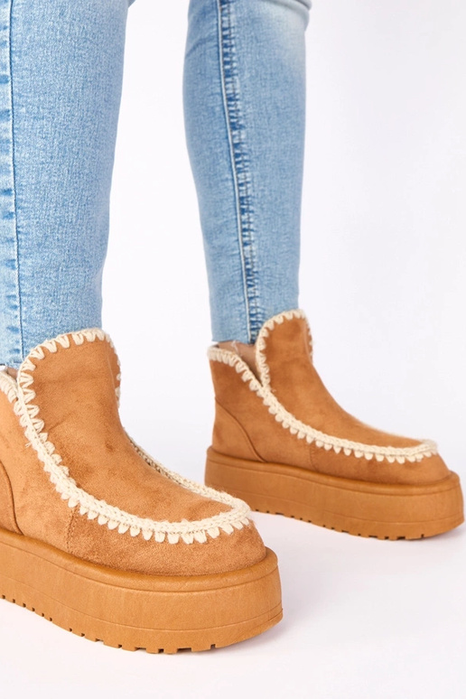 Bruine sneeuwlaarzen op een platform...