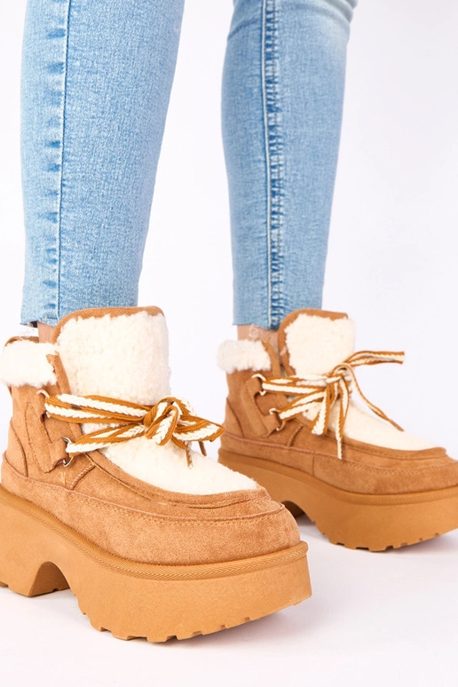 Bruine sneeuwlaarzen met bont op een...