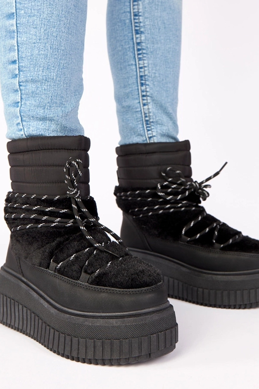 Zwarte sneeuwlaarzen op een platform...