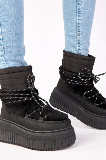 Zwarte sneeuwlaarzen op een... 2