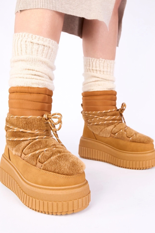 Bruine sneeuwlaarzen op een platform...